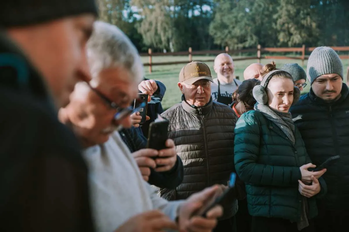 Wędzenie wędzonek podczas warsztatów wędliniarskich